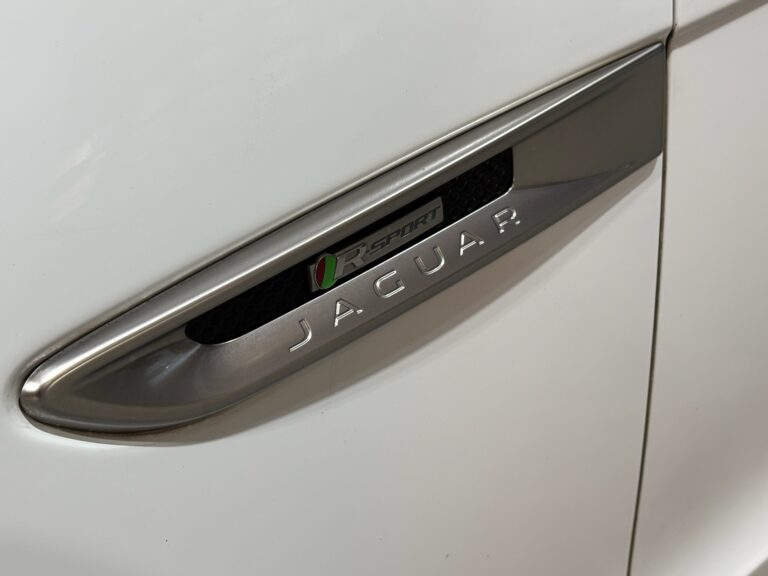 2017-Jaguar-XF-35t-R-Sport-10