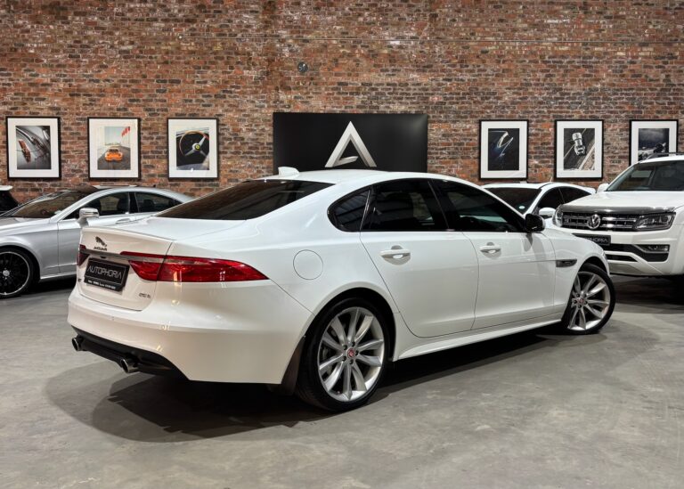 2017-Jaguar-XF-35t-R-Sport- 4