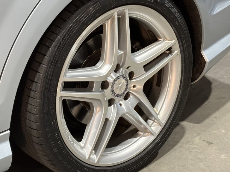 2012-Mercedes-Benz_C-Class_-C350-_Avantgarde-7