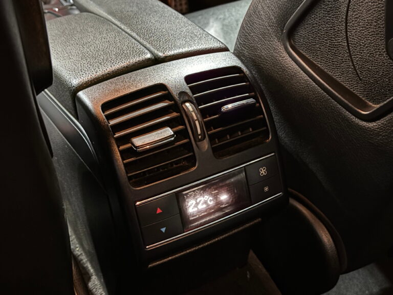 2012-Mercedes-Benz_C-Class_-C350-_Avantgarde-14