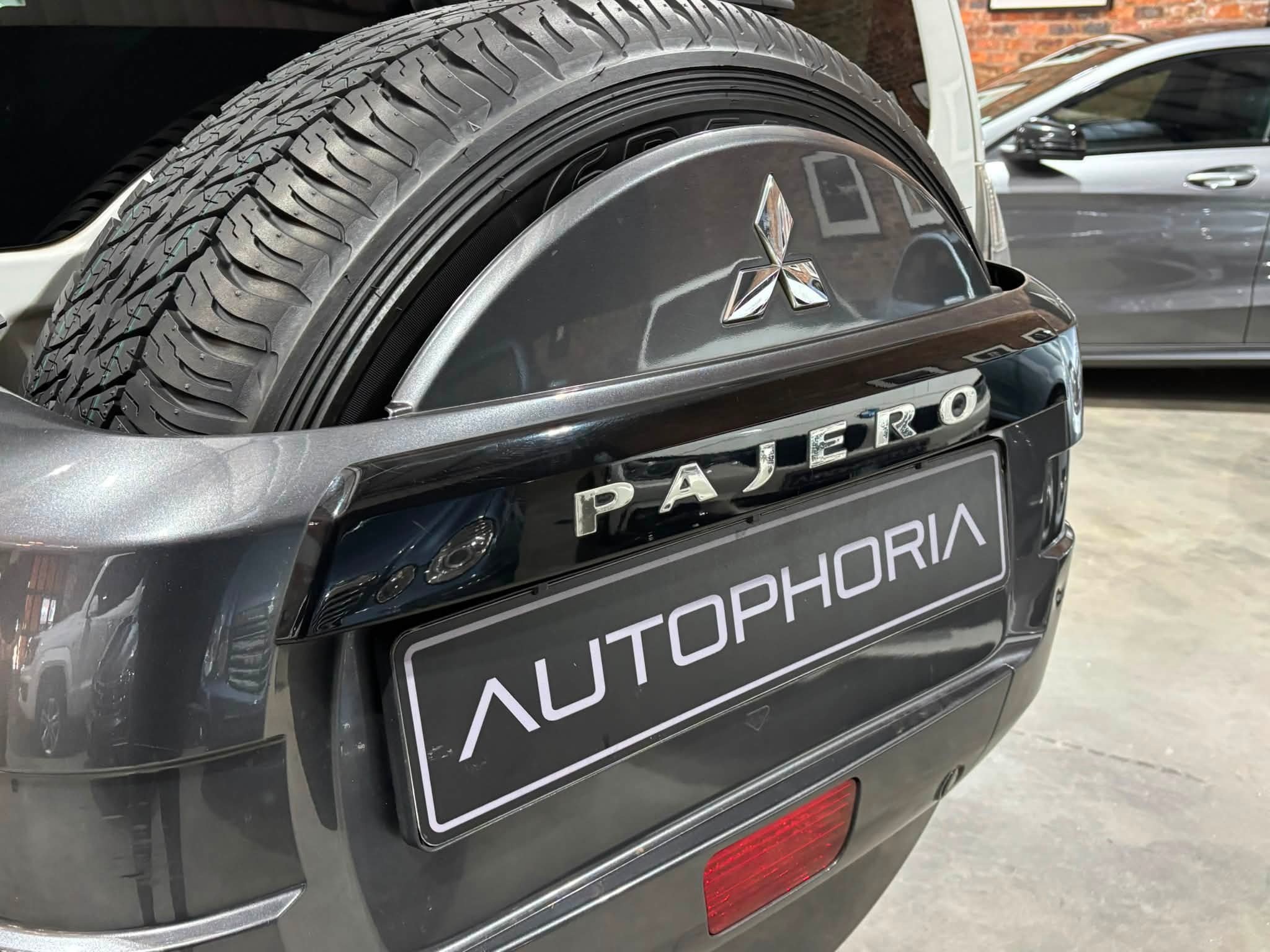 2015- Mitsubishi-Pajero-3-Door-3.2-Di-D-GLS - Autophoria-Fourways - 10