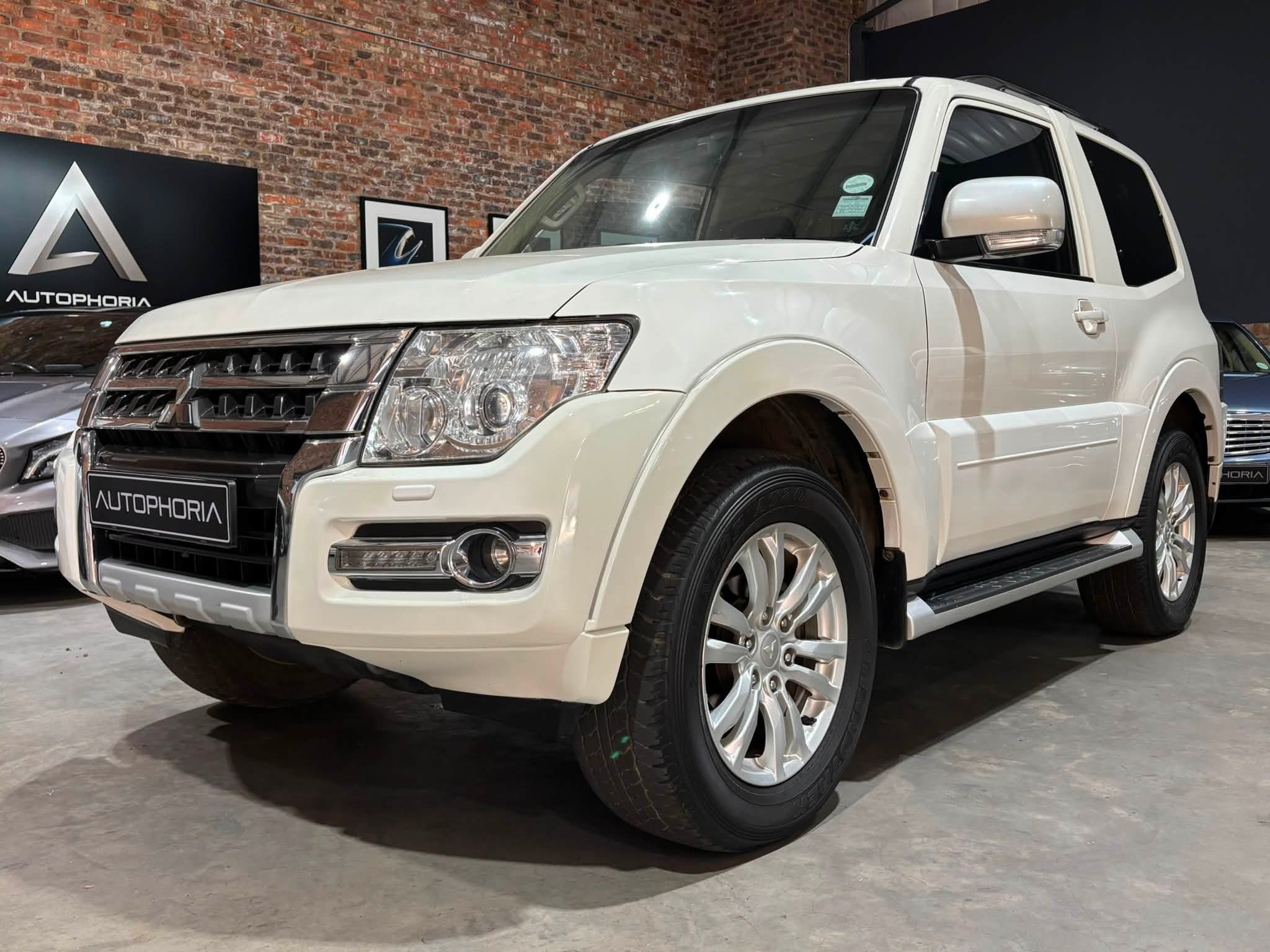 2015- Mitsubishi-Pajero-3-Door-3.2-Di-D-GLS - Autophoria-Fourways - 6