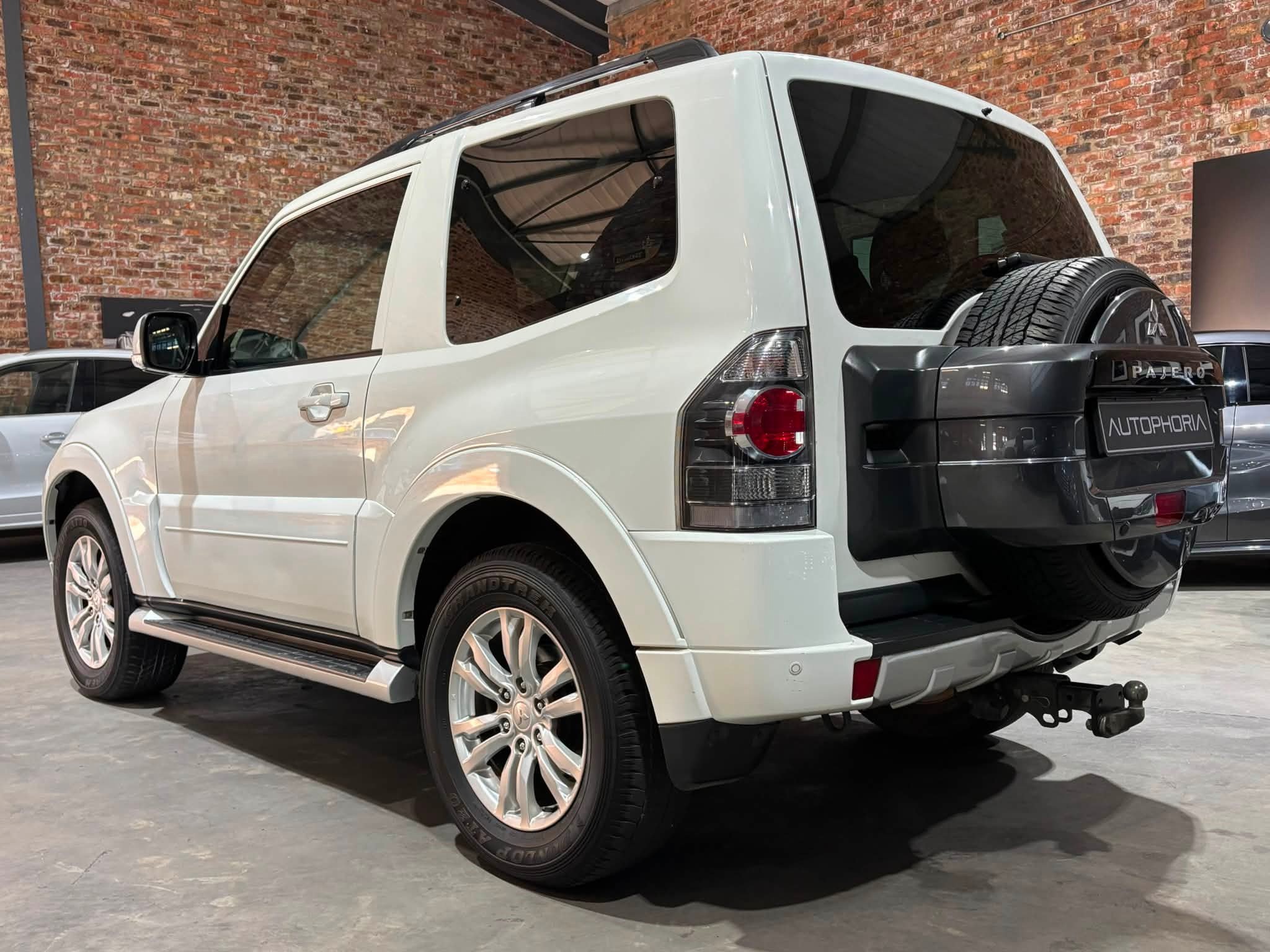 2015- Mitsubishi-Pajero-3-Door-3.2-Di-D-GLS - Autophoria-Fourways - 7