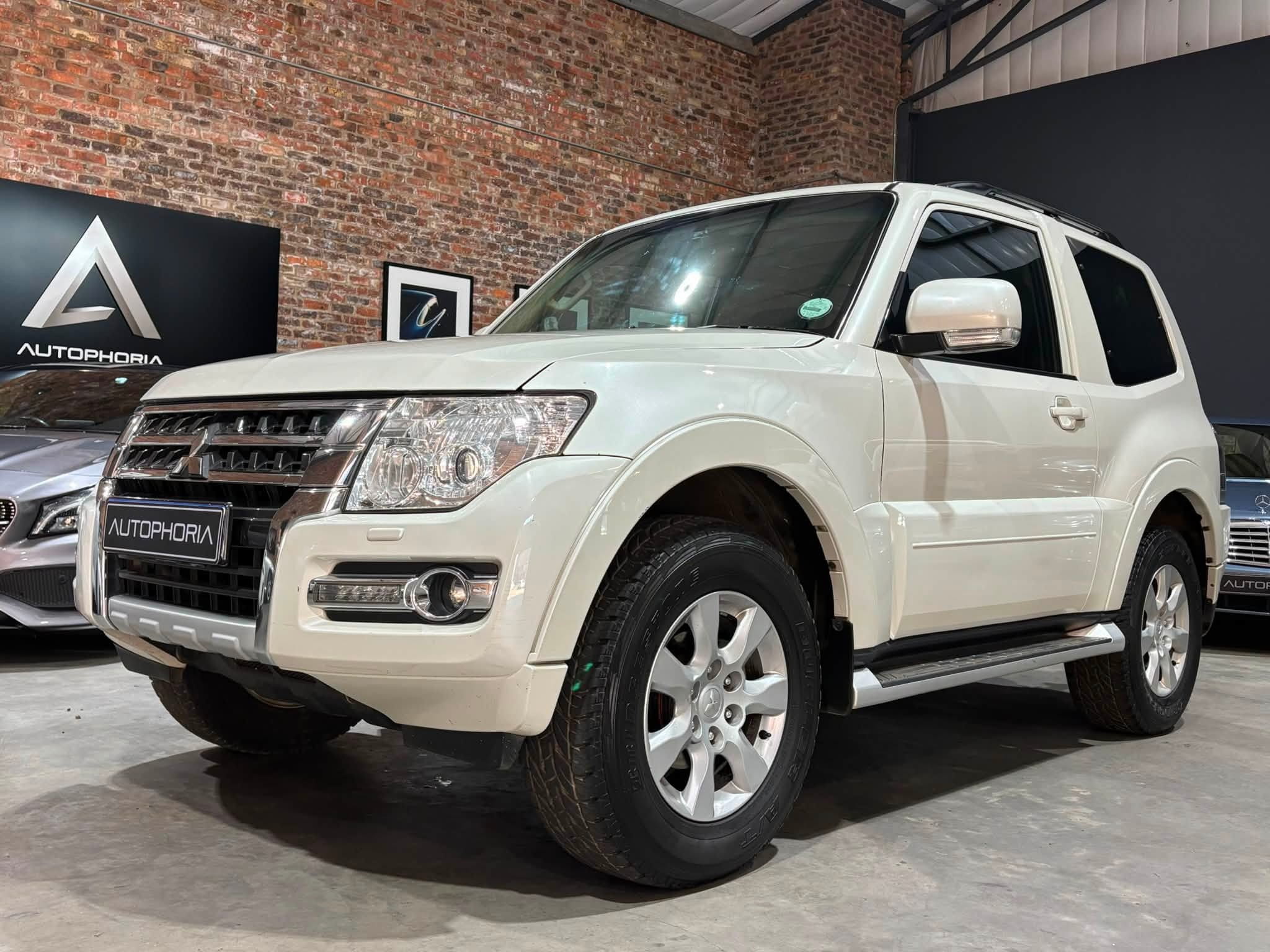 2016- Mitsubishi-Pajero-3-Door-3.2-Di-D-GLS - Autophoria-Fourways - 6