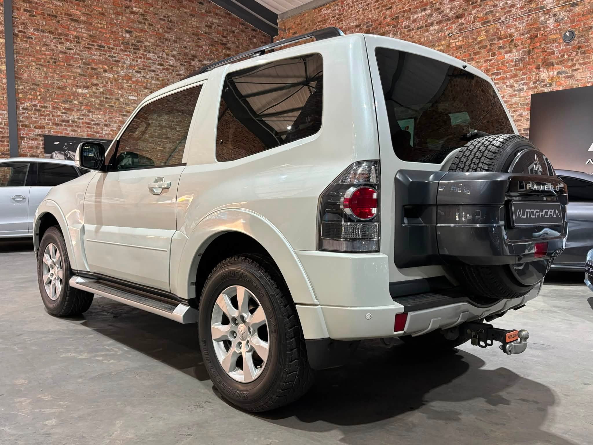 2016- Mitsubishi-Pajero-3-Door-3.2-Di-D-GLS - Autophoria-Fourways - 7