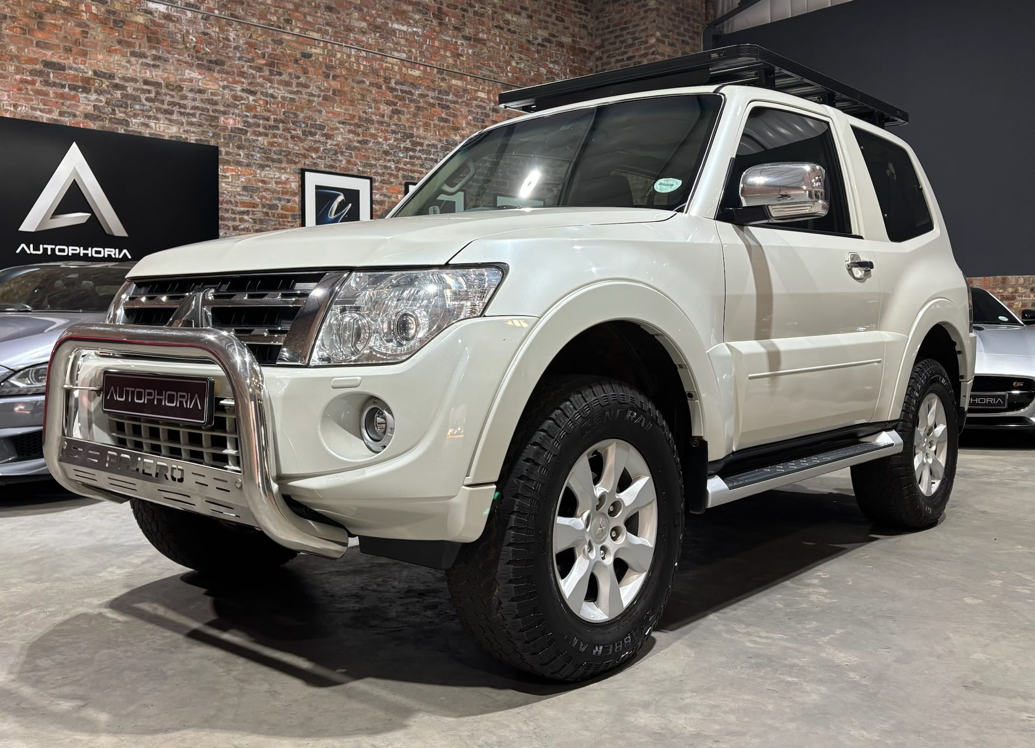2013-Mitsubishi-Pajero-3-Door-3.2DI-D-GLS-Autophoria-Fourways-6