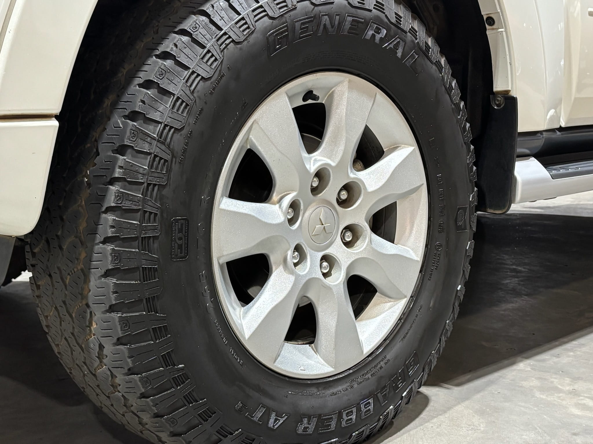 2013-Mitsubishi-Pajero-3-Door-3.2DI-D-GLS-Autophoria-Fourways-8