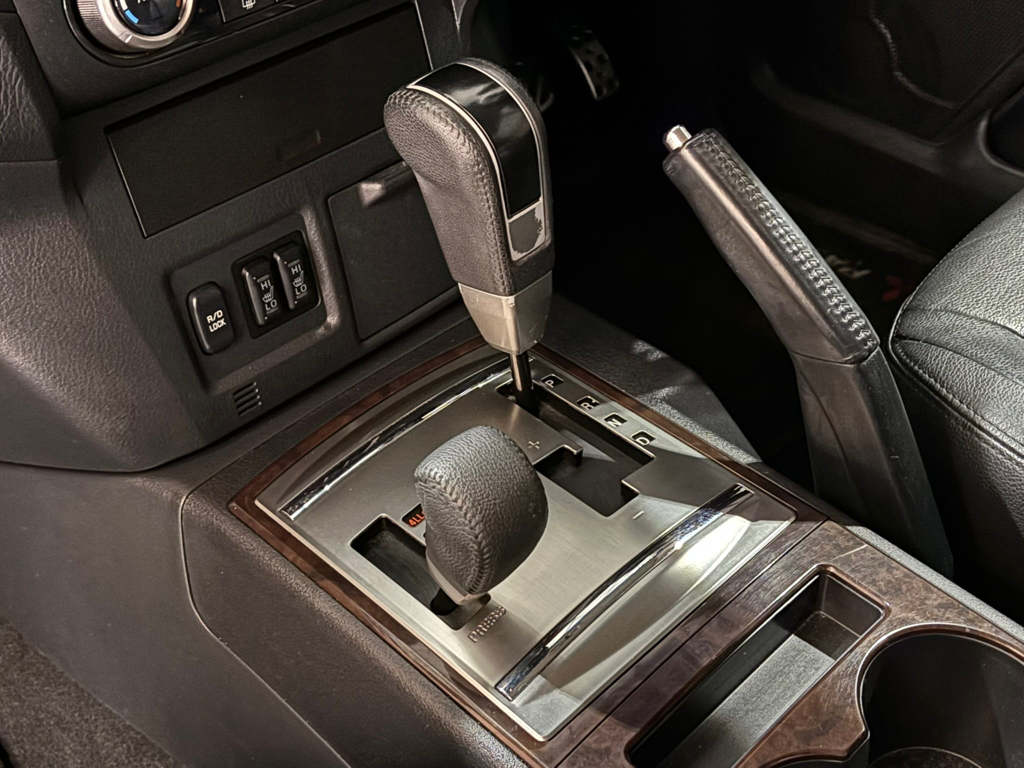 2014-Mitsubishi-Pajero-3-Door-3.2-DI-D-GLS- Autophoria-Fourways-11