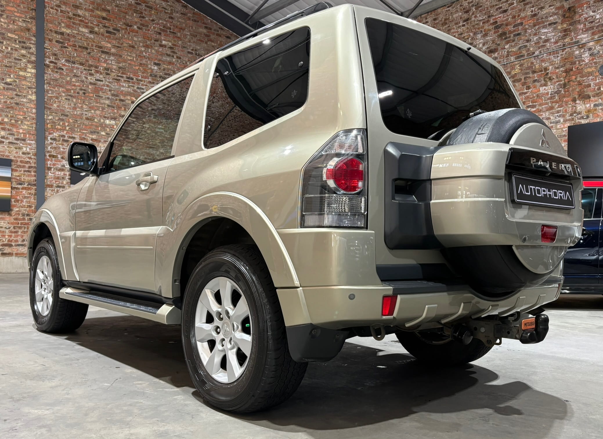 2014-Mitsubishi-Pajero-3-Door-3.2-DI-D-GLS- Autophoria-Fourways-7